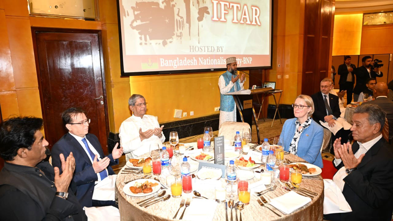 বিদেশি কূটনীতিকদের নিয়ে বিএনপির ইফতার